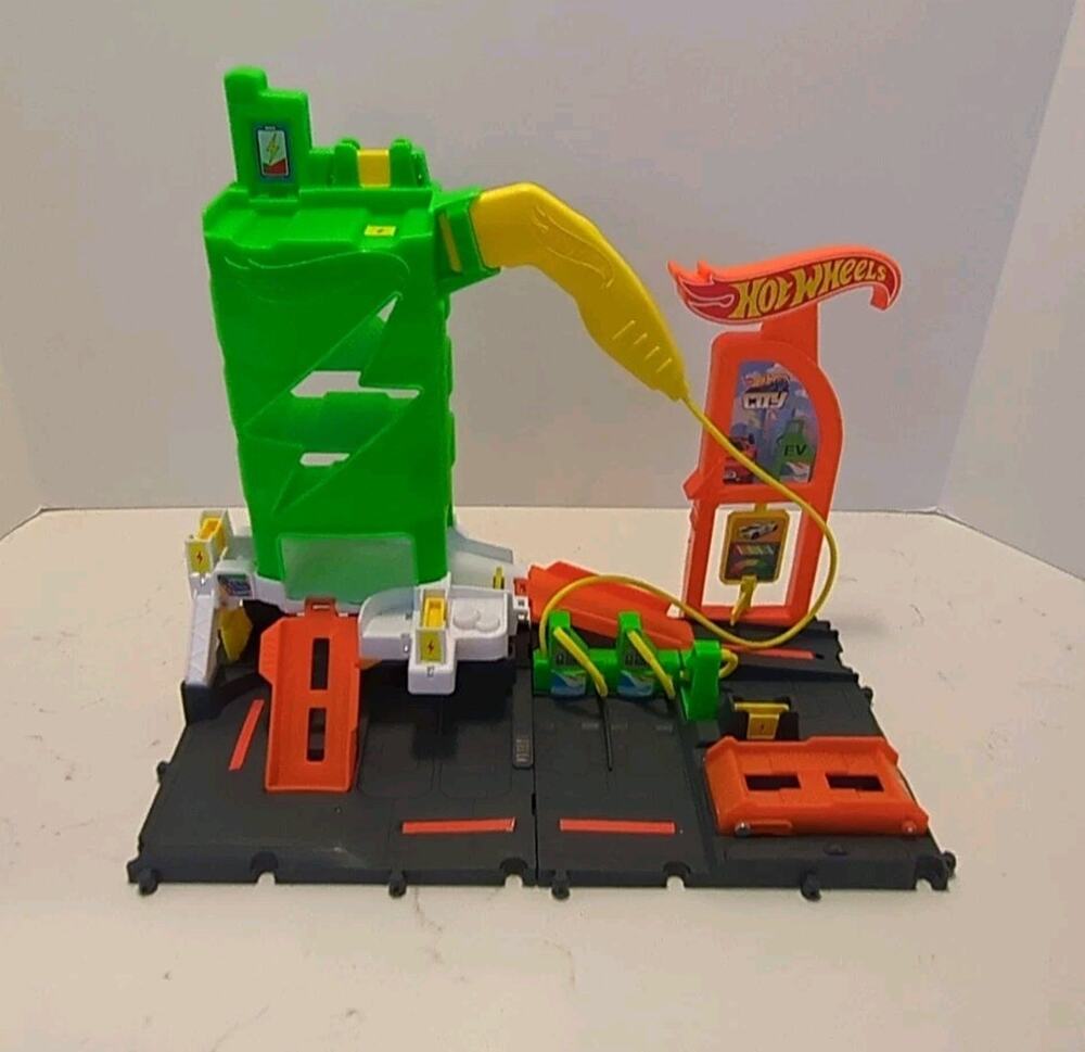 Hot Wheels City Track Set, Super Recharge Fuel Station Playset with EV Chargers